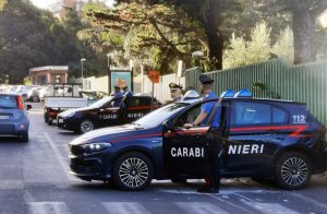 Viterbo - I carabinieri di fronte alle scuole
