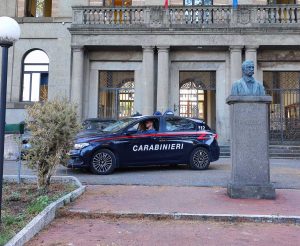 Viterbo - I carabinieri di fronte alle scuole