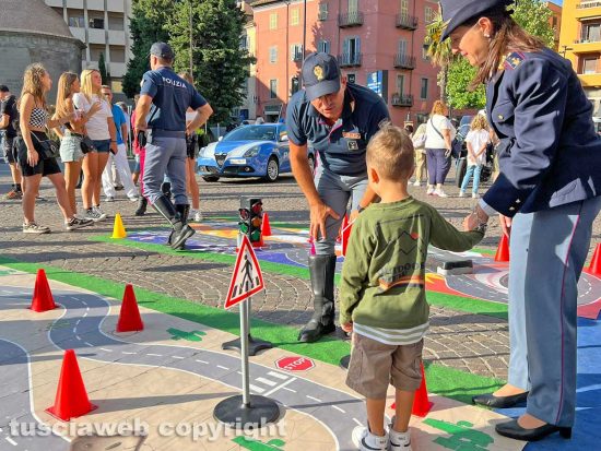 Viterbo - L'iniziativa della Polizia a piazza Martiri d'Ungheria
