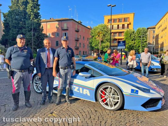 Viterbo - Il questore Fausto Vinci accanto alla Lamborghini