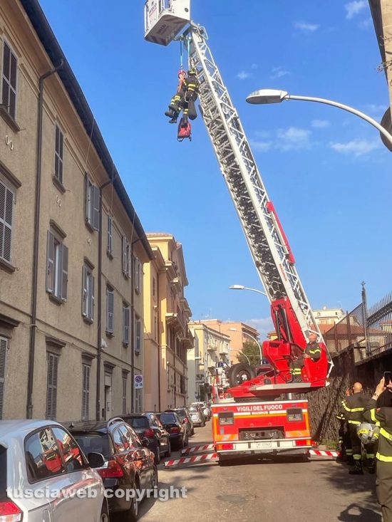 Viterbo - Cede una trave dal tetto di una palazzina in via del Massaro, l'intervento dei vigili del fuoco