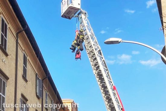 Viterbo - Cede una trave dal tetto di una palazzina in via del Massaro, l'intervento dei vigili del fuoco