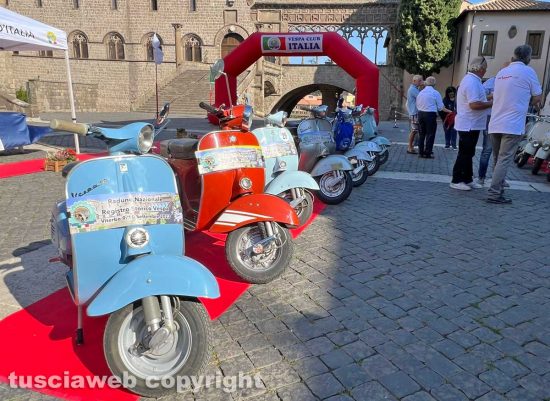 Viterbo - Raduno Vespe a Piazza San Lorenzo