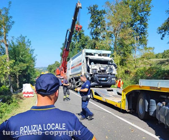 Viterbo - Camion cappotta sulla Teverina