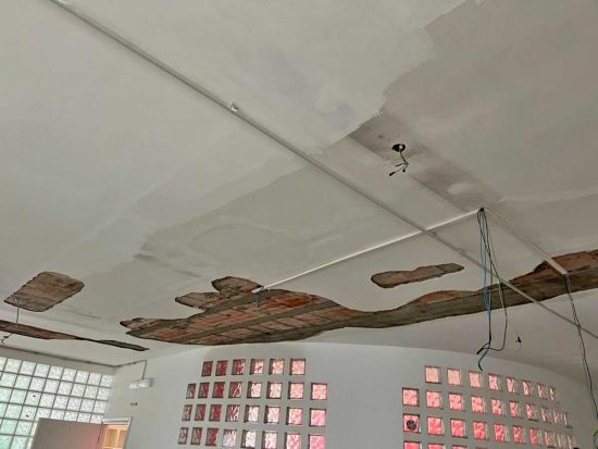 Viterbo - Il soffitto alla scuola dell'Infanzia a San Pietro prima dei lavori