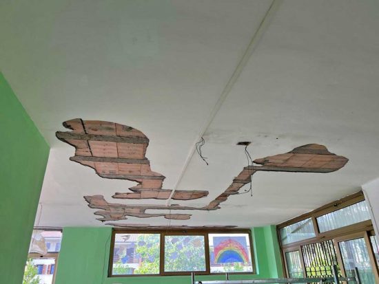 Viterbo - Il soffitto alla scuola dell'Infanzia a San Pietro prima dei lavori