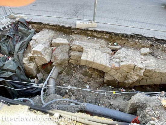 Piazza della Rocca - Gli scavi pieni di immondizia