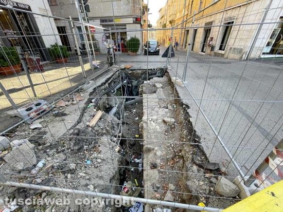 Piazza della Rocca - Gli scavi pieni di immondizia