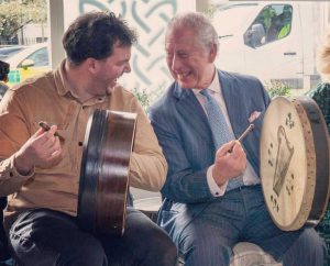 Tad Sargent che è insegna a re Carlo