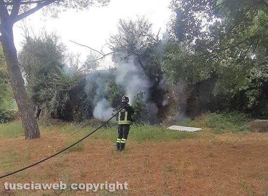 Viterbo - In fiamme una grotta in via San Paolo, timore per un clochard