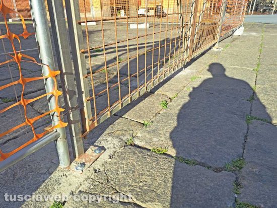 Viterbo - I lastroni a piazza Fontana Grande