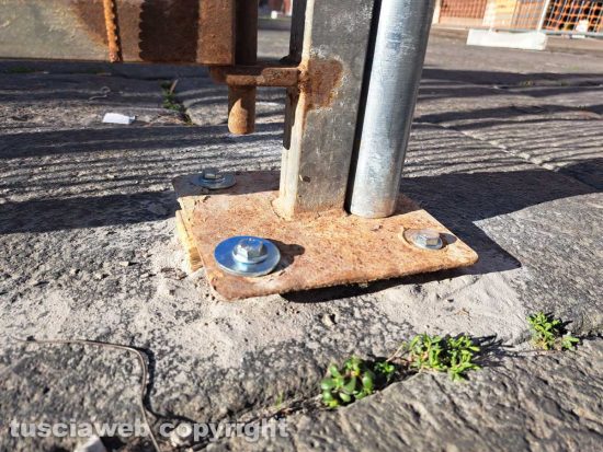 Viterbo - I lastroni a piazza Fontana Grande