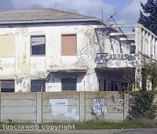 Tarquinia - Lo striscione sull'ex deposito munizioni con scritto "Arcadia Sos"