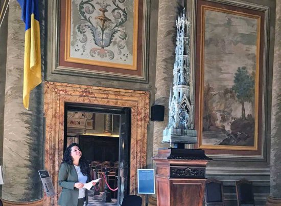 La sindaca Frontini con il bozzetto di Dies Natalis