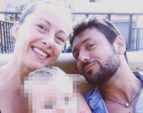 Giorgia Meloni e Andrea Giambruno con la figlia