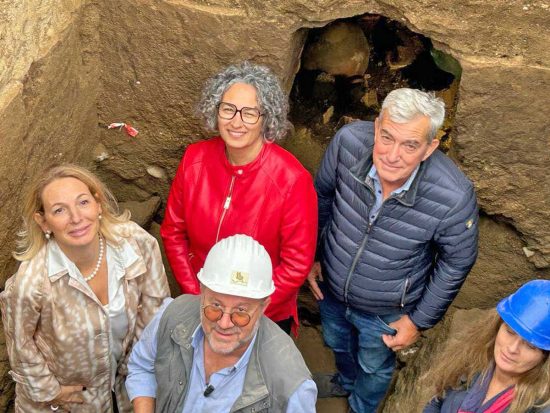 Montalto di Castro - L'amministrazione comunale all'apertura della tomba alla necropoli dell'Osteria