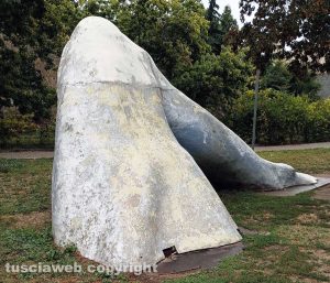 Viterbo - La scultura "Il risveglio" nel degrado