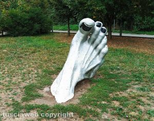 Viterbo - La scultura "Il risveglio" nel degrado