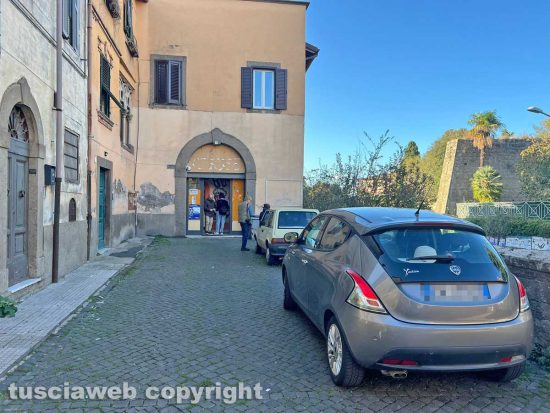 Le macchine parcheggiate all’esterno del Denco Africa Bar