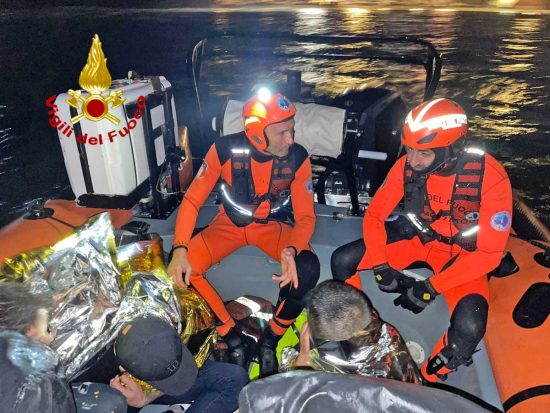 Sestri Levante - Pescatori soccorsi dai vigili del fuoco