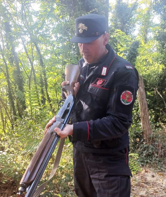 Rieti - Tenta la fuga al controllo dei carabinieri forestali, fermato con fucile da caccia e senza porto d'armi