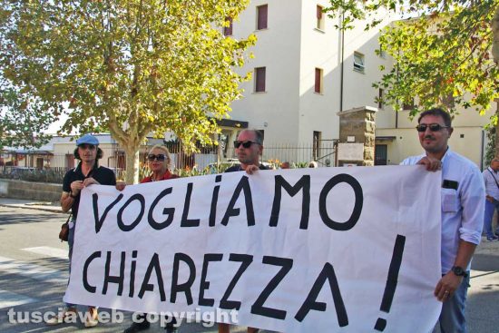 Santa Marinella - Il sit-in di protesta davanti al comune