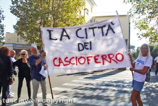 Santa Marinella - Il sit-in di protesta davanti al comune