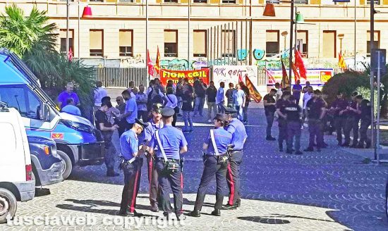 Civitavecchia - Il sit-in dei lavoratori dell'indotto Enel
