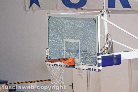 Sport - Pallacanestro - Stella azzurra - Il secondo tabellone rotto al PalaMalè