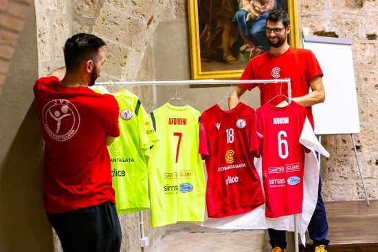 Sport - Pallavolo - Ecosantagata - La presentazione delle maglie