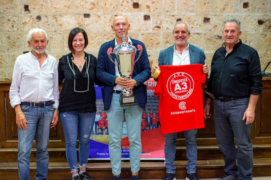 Sport - Pallavolo - Ecosantagata - L'assessora Fortuna posa con la coppa e la maglia della promozione
