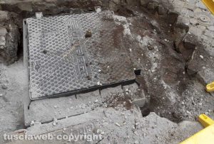 Viterbo - Lavori per la fibra e per i fili telefonici - Crateri in via delle Rose e via del Teatro