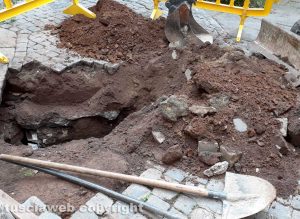 Viterbo - Lavori per la fibra e per i fili telefonici - Crateri in via delle Rose e via del Teatro