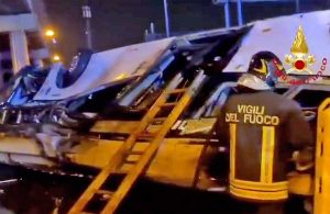 Mestre - Pullman precipita da un cavalcavia e si incendia: 21 morti
