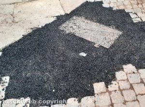 Viterbo - Lavori per la fibra e per i fili telefonici - Crateri in via delle Rose e via del Teatro