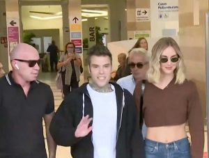 Fedez esce dall’ospedale Fatebenefratelli di Milano con la moglie Chiara Ferragni