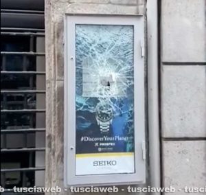 Viterbo - Sfasciano la vetrina e rubano in una gioielleria in pieno centro