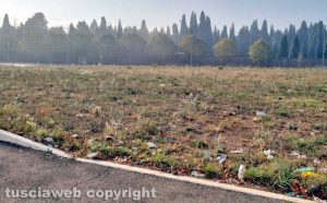 Viterbo - Una discarica a cielo aperto vicino al cimitero San Lazzaro