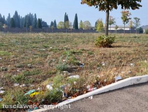 Viterbo - Una discarica a cielo aperto vicino al cimitero San Lazzaro