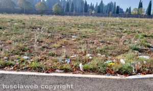 Viterbo - Una discarica a cielo aperto vicino al cimitero San Lazzaro