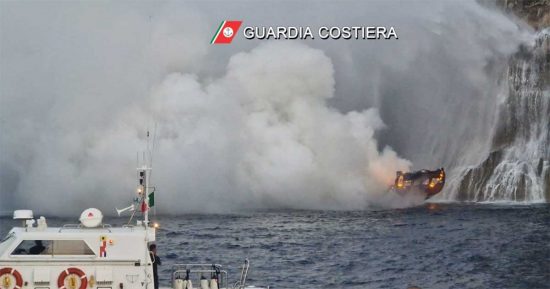 Lampedusa - Veliero in fiamme con 32 persone a bordo