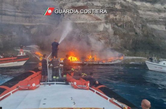 Lampedusa - Veliero in fiamme con 32 persone a bordo