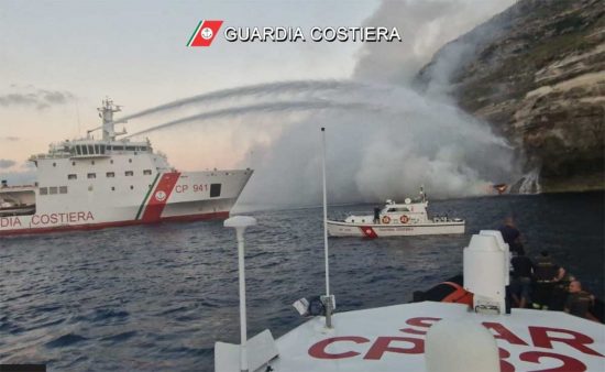 Lampedusa - Veliero in fiamme con 32 persone a bordo
