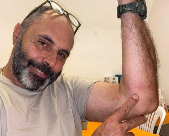 Nepi - Alveare con oltre 100 mila api nell'intercapedine di una casa - L'intervento dell'etologo Andrea Lunerti