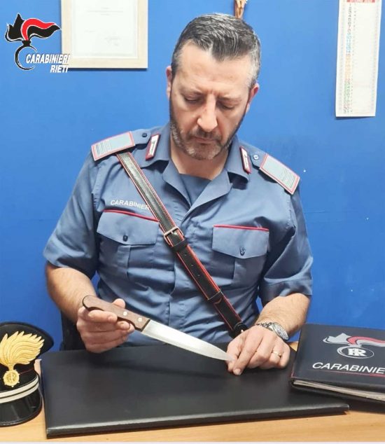 Borgorese - Con un coltello si aggira dentro a un bar, l'intervento dei carabinieri 