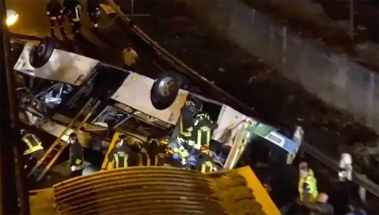 Mestre - Pullman precipita da un cavalcavia e si incendia: 21 morti