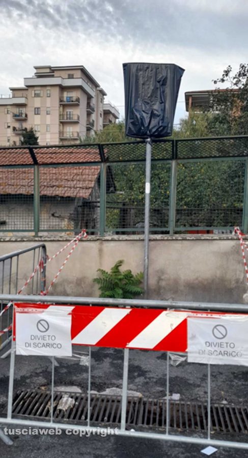 Viterbo - Lo scarico di piazzale Romiti transennato