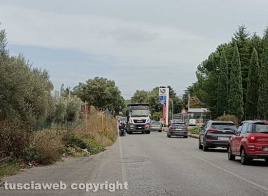 Viterbo - Marciapiede impraticabile, anziani costretti a fare la strada nel traffico