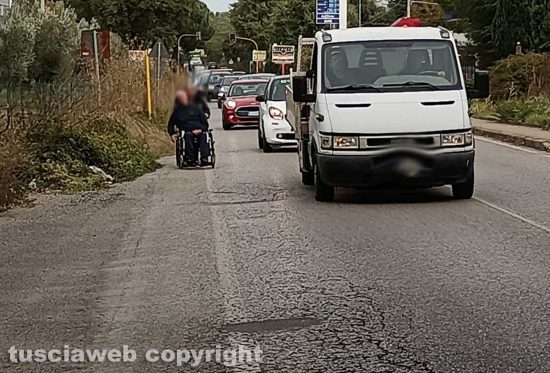 Viterbo - Marciapiede impraticabile, anziani costretti a fare la strada nel traffico 