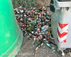 Immondizia in strada Salemme
